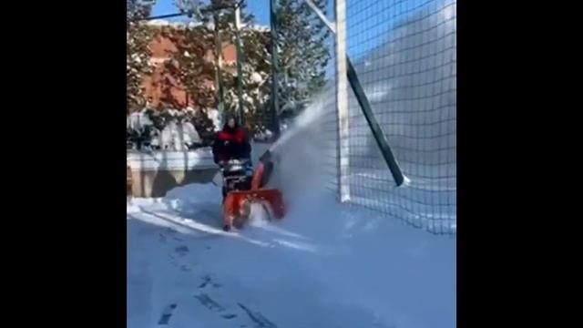 Работа снегоуборщика DAST 1080 Daewoo. Для больших территорий отличная машина смотреть онлайн