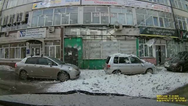 На Киренского снег с крыши обрушился на припаркованные авто смотреть онлайн