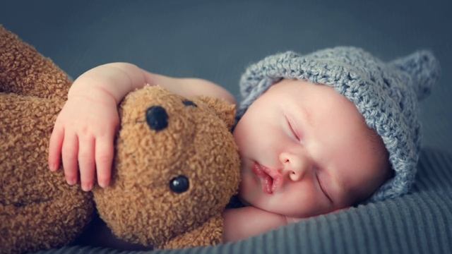 أجمل مقطع تنويم الأطفال بالقرآن الكريم بصوت القارئ هزاع البلوشي | Sleeping With Quran