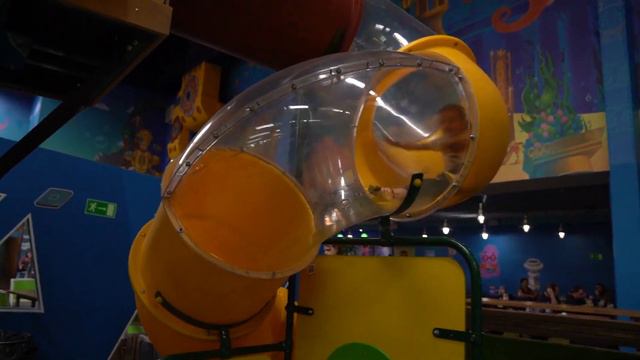 Кира в детском развлекательном комплексе, замания, Игры для детей смотреть онлайн