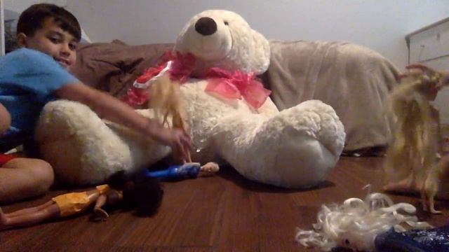 Dolls play with GIGANTIC teddy bear The Doll Show смотреть онлайн