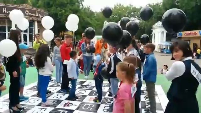 Шахматный флешмоб в парке Кирова, посвящённый дню знаний.(4) смотреть онлайн