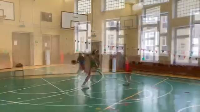 Игра один на один будущих чемпионок.Баскетбол.