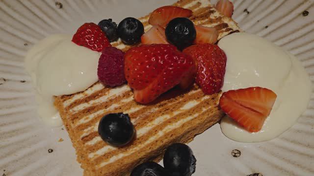 МЕДОВИК ТОРТ КЛАССИЧЕСКИЙ СО СВЕЖИМИ ЯГОДАМИ | HONEY CAKE WITH FRESH BERRIES! 🍓 蜜糖蛋糕 新鲜野果馅 ! смотреть онлайн