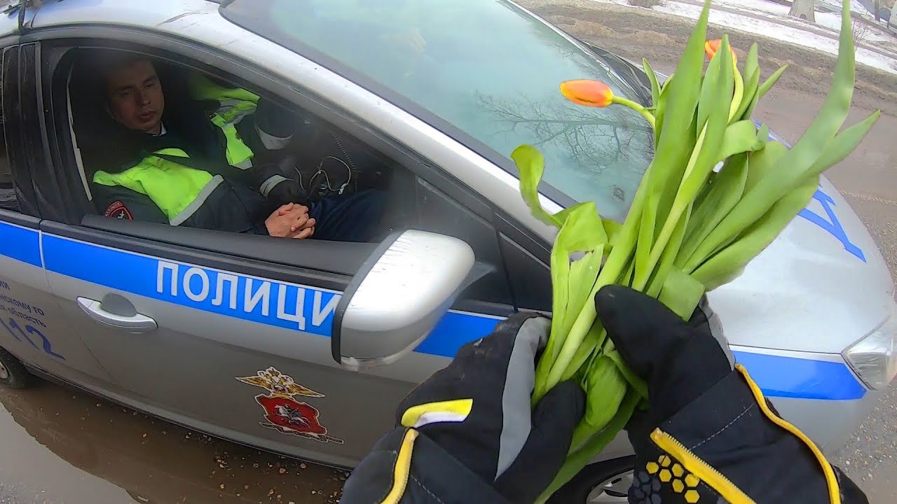 Пранк на 8 марта. Раздаю девушкам цветы смотреть онлайн