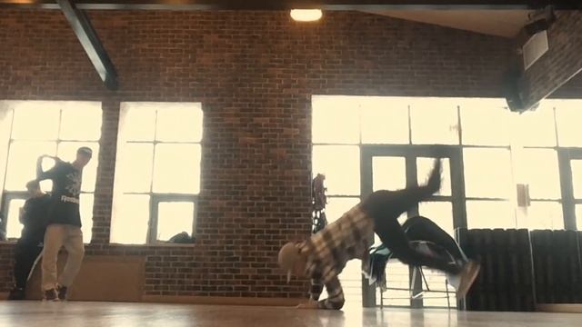 Bboy Milkyrock Groovy John & B-yog OBC Crew смотреть онлайн