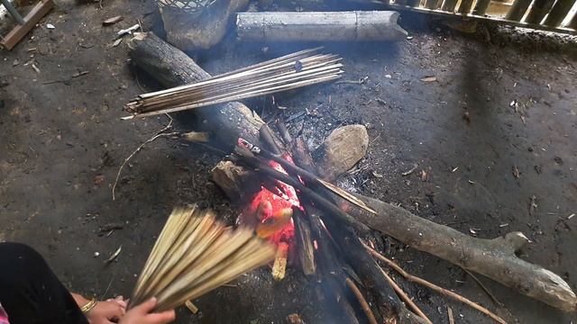 Small family, living in the forest, storing firewood in the cold winter - green forest life (ep12) смотреть онлайн