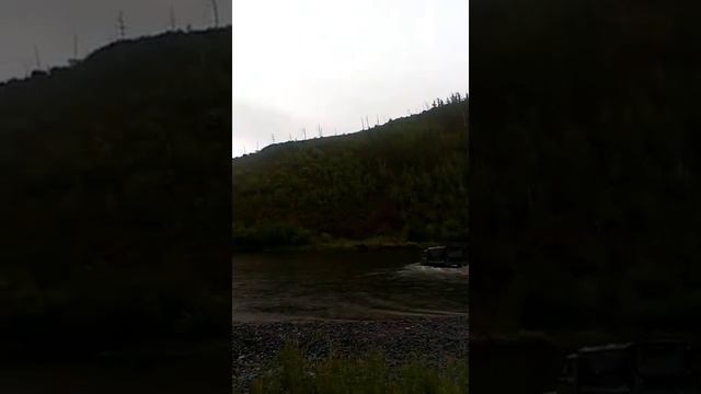 Бортовой УАЗ переезжает реку КЫРА смотреть онлайн