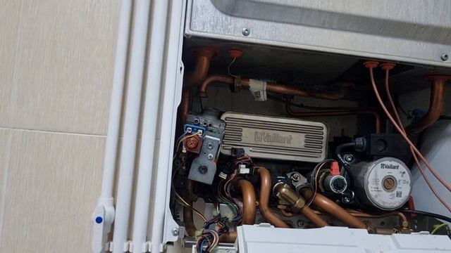 Vaillant Газовый кател код ошибки F2814 октября 2023 г. причина в редуктор смотреть онлайн