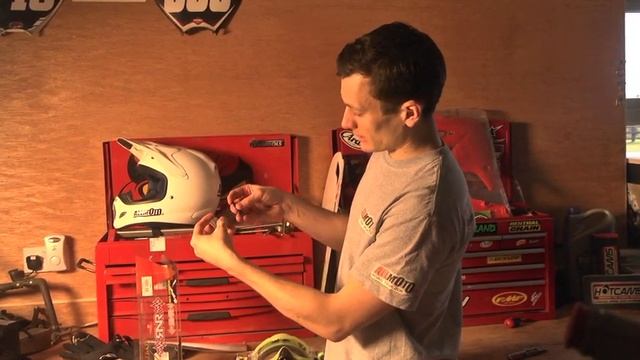 Roll Off Kit for Motocross Goggles Explained смотреть онлайн