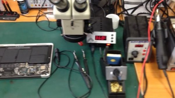 Рабочее место мастера по ремонту ноутбуков в компании Helpmymac