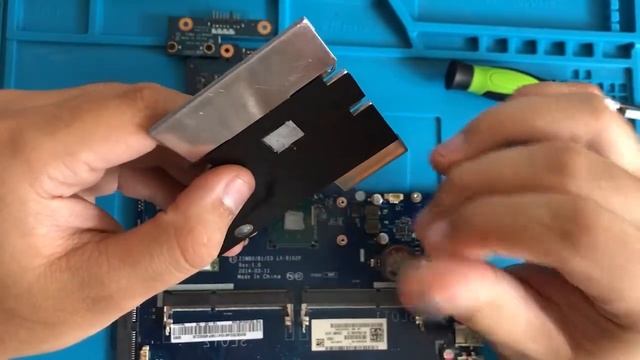 Lenovo B50-30 разборка, чистка, замена оперативной памяти и жёсткого диска смотреть онлайн