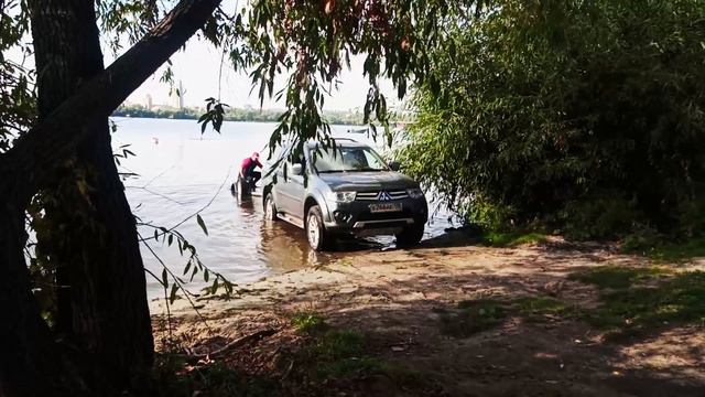 Вытаскиваем гидроцикл на сушу смотреть онлайн
