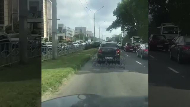 Камера наблюдения городской администрации зафиксировала автохама в Ставрополе смотреть онлайн