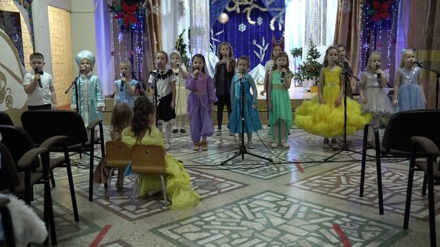 Что это за праздник полный песен разных. Новогодние детские песни современные смотреть онлайн