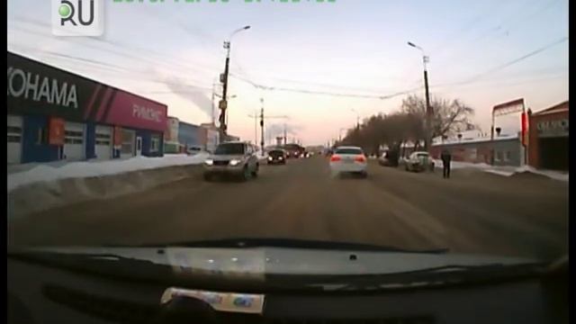 Развернуло поперек. В кургане столкнулись рейсовый автобус и машина приставов смотреть онлайн