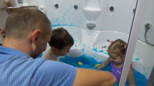 Желейная ванная растим снег в ванной ищем сюрпризы и лизуны Squishy Gelli Baff t