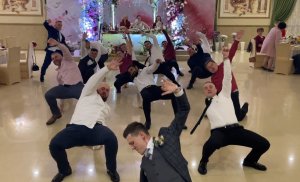 Сочный танец от жениха и его друзей на свадьбе