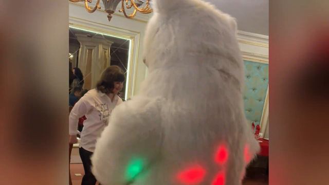Поздравление от танцующего белого мишки в ресторане Москвы смотреть онлайн