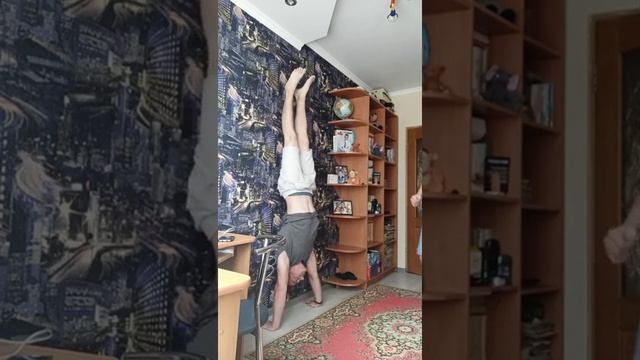 КАК научиться стоять на руках дома? смотреть онлайн