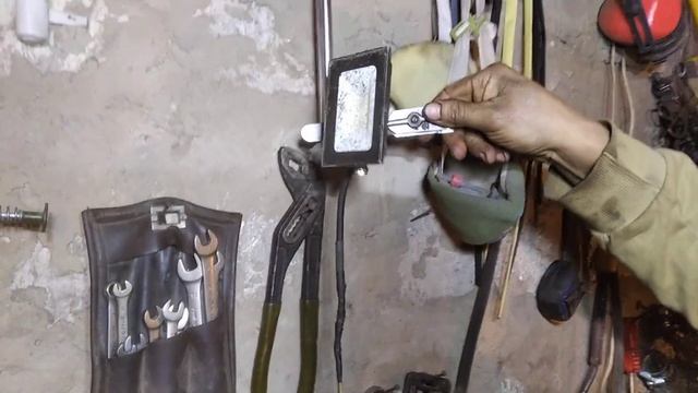 универсальная лампа для работы в гараже из металлолома смотреть онлайн