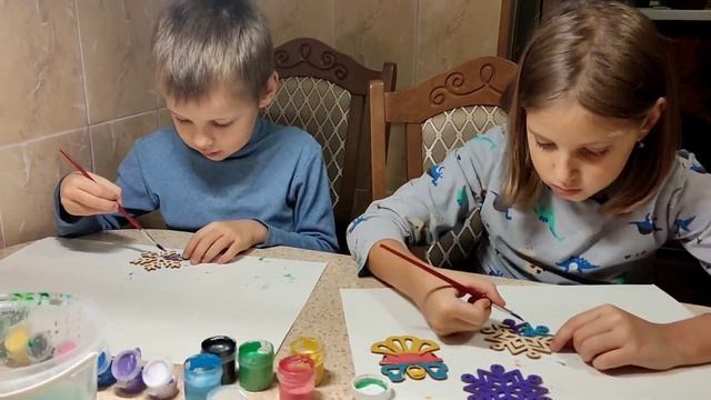 Раскрашиваем деревянные ёлочные украшения. Украшаем новогоднюю ёлку. смотреть онлайн