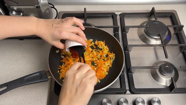 КАК ПРИГОТОВИТЬ СКУМБРИЮ В ТОМАТНОМ СОУСЕ? Вкусная рыба на ужин с луком и морковью на сковороде смотреть онлайн