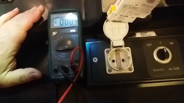 How to test and check 220v AC wall socket with voltmeter multimeter смотреть онлайн