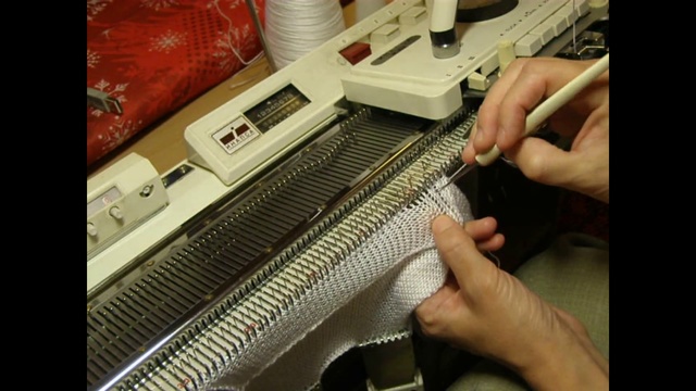 V-образный ворот. Бейка с наложением и отворотом по верху смотреть онлайн