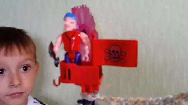 ИГРУШКА ПИРАТСКИЙ КОРАБЛЬ * СТРЕЛЯЕМ ИЗ ПУШКИ / TOY PIRATE SHIP * shoot a gun смотреть онлайн