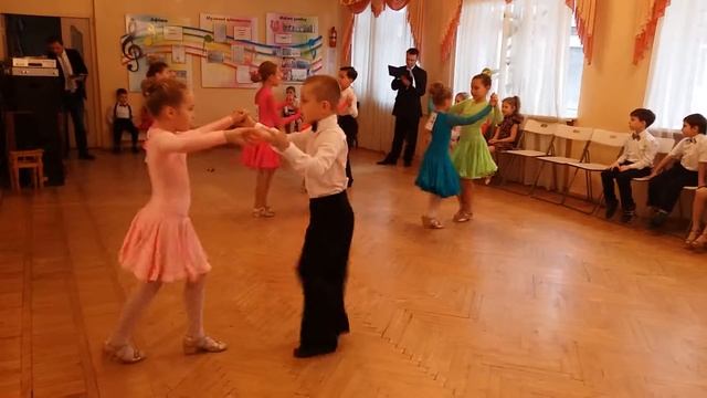 Миша и бальные танцы. Уже танцует в паре. смотреть онлайн