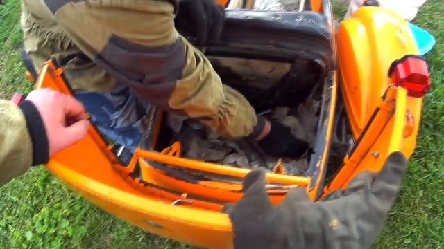 Это дедушка скрывал в багажнике мотоцикла смотреть онлайн