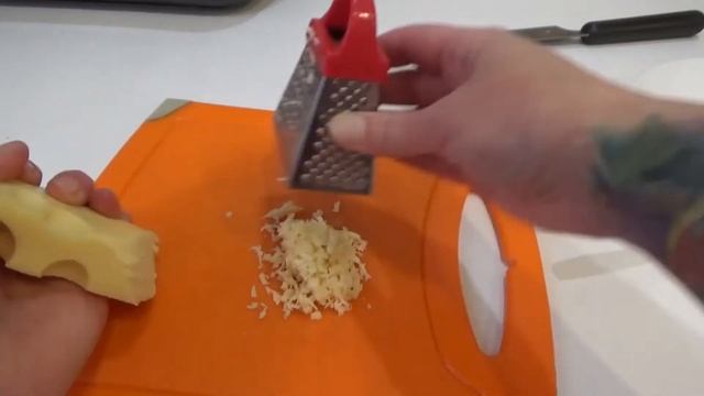 ЗАСОВЫВАЕМ СОСИСКУ В СУШКИ И.. майонез, сыр и вкусный ужин в духовке готов) смотреть онлайн