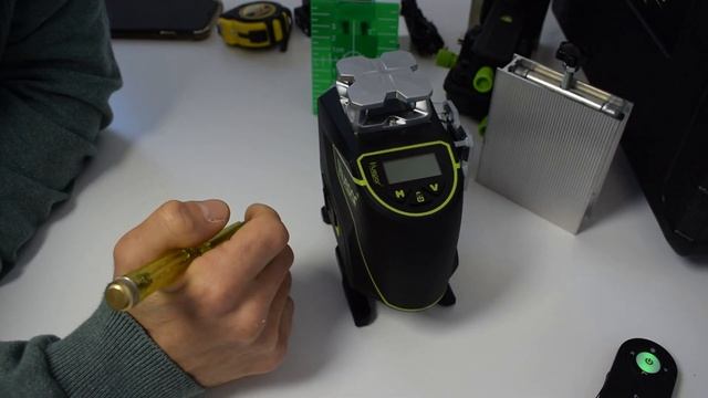 פלס לייזר Huepar S04CG, מה מיוחד בו