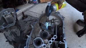 Лада Приора - Хрустит Вторая. Замена подшипников дифференциала, ремонт втягивающего реле стартера.