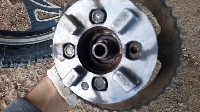 ЗАМЕНА ПОДШИПНИКОВ ЗАДНЕГО КОЛЕСА НА МОПЕДЕ АЛЬФА смотреть онлайн