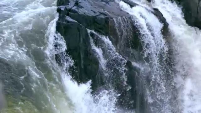 Горный водопад Футаж HD смотреть онлайн