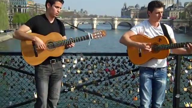 Two guys in Paris playing cover of "Un Amor" by Gipsy Kings on guitar смотреть онлайн