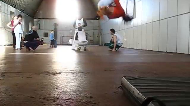 Year 2010, my first back flip on the floor :) смотреть онлайн