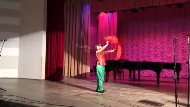 Китайский танец с веерами. Исп. Варя Верхова (наша особенная ученица) смотреть онлайн