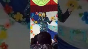 Простая женщина с периферии поёт такую сильную песню