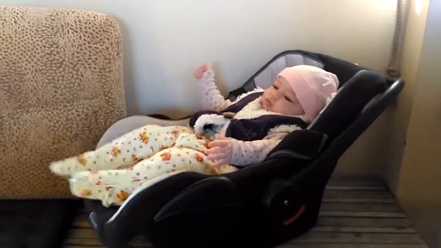Незаменимая автолюлька не только в дороге, но и дома // дочка в 4 месяца раскачивается в автолюльке смотреть онлайн