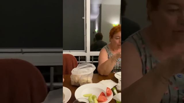 Семейный Мукбанг / ПОЖАРИЛИ КУРИЦУ в номере ? (неизданное) #крым смотреть онлайн