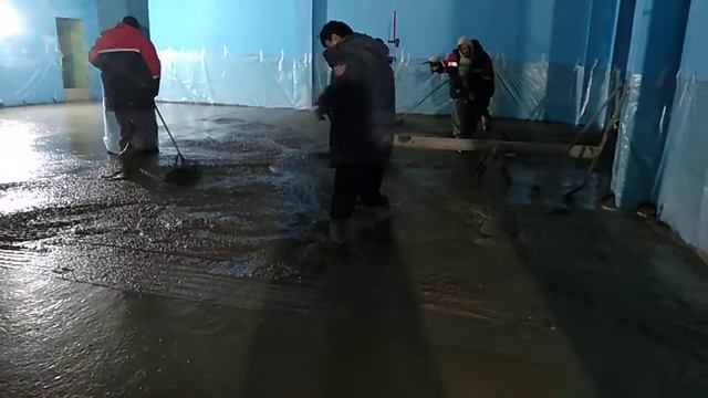Заливка пола бетонной смесью скребками смотреть онлайн