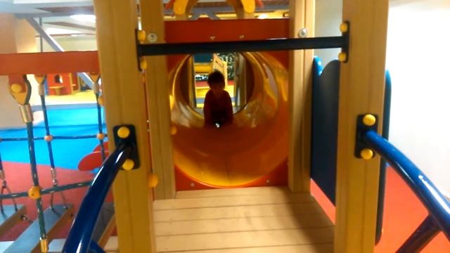 Детки конфетки в ТЦ Карнавал на детской площадке (Ребятки Котятки) смотреть онлайн