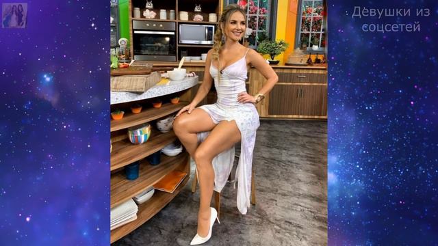 Красивые девушки из соцсетей показывают ножки смотреть онлайн