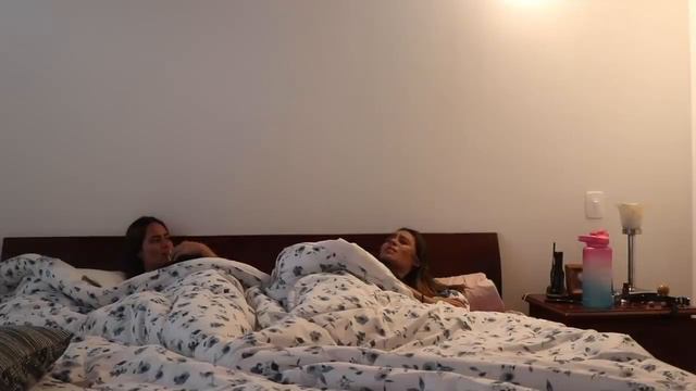 PEDOS A MI HERMANA MIENTRAS DUERME *SE ENOJA* -DosRayos