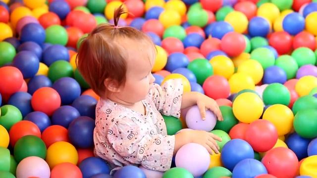 Играем на детской площадке??. Веселое видео для детей? смотреть онлайн