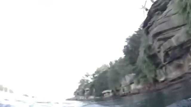 Неожиданная встреча с акулой после прыжка со скалы в воду смотреть онлайн