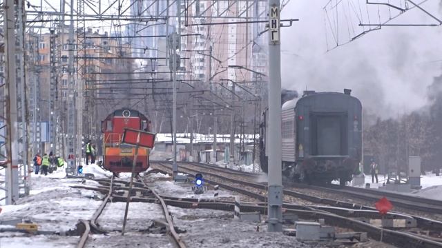 СО17-3241 всплотке с ТЭ-3162 с Туристическим поездом смотреть онлайн